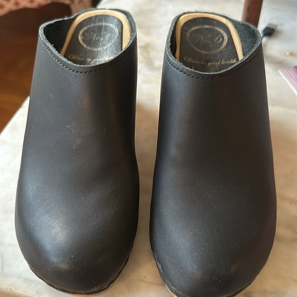 No6 Black Leather Clogs - Picture 4 of 4